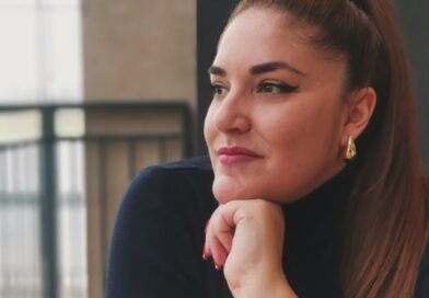 Λυδία Ορφανουδάκη: “Το θέατρο είναι κομμάτια της ζωής μας, είναι μνήμες που ακόμα αναπνέουν μέσα μας.”